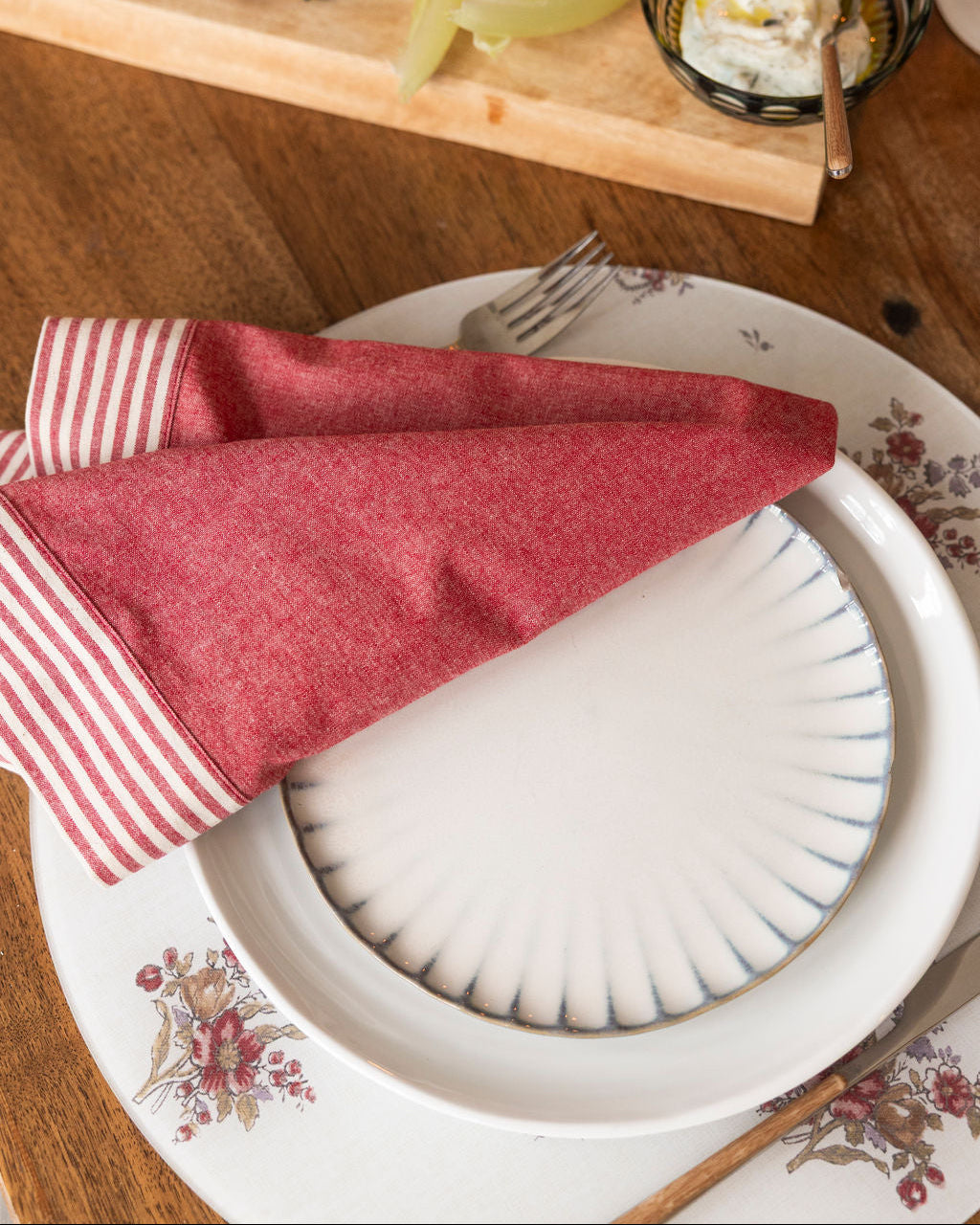 
                  
                    Dinner party table set with Gigi acrylic placemats and pink and white Phineas napkins. 
                  
                